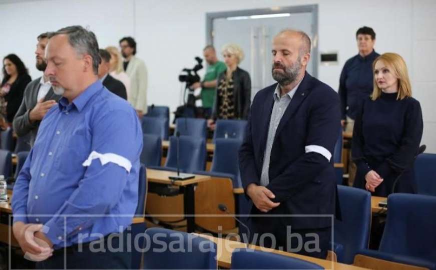 Neki zastupnici u Skupštini KS sa bijelim trakama, sjećanje na zločin u Prijedoru